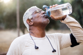 Beber água em excesso pode sobrecarregar o corpo; Lawrence Aseba Tipo explica os benefícios da hidratação equilibrada.