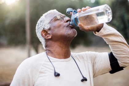 Beber água em excesso pode sobrecarregar o corpo; Lawrence Aseba Tipo explica os benefícios da hidratação equilibrada.