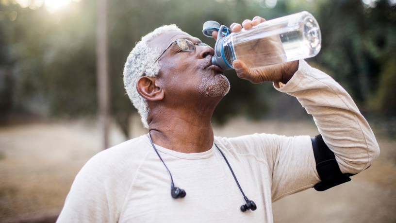 Beber água em excesso pode sobrecarregar o corpo; Lawrence Aseba Tipo explica os benefícios da hidratação equilibrada.