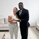 Oluwatosin Tolulope Ajidahun destaca os riscos do consumo elevado de cafeína para a ovulação e para a saúde dos espermatozoides.