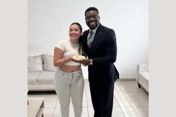 Oluwatosin Tolulope Ajidahun destaca os riscos do consumo elevado de cafeína para a ovulação e para a saúde dos espermatozoides.