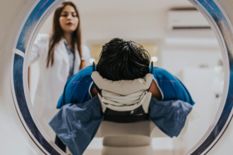 Descubra com a Dra. Thaline Neves as principais diferenças, indicações e limitações entre tomografia e ressonância magnética.