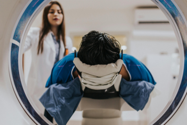 Descubra com a Dra. Thaline Neves as principais diferenças, indicações e limitações entre tomografia e ressonância magnética.