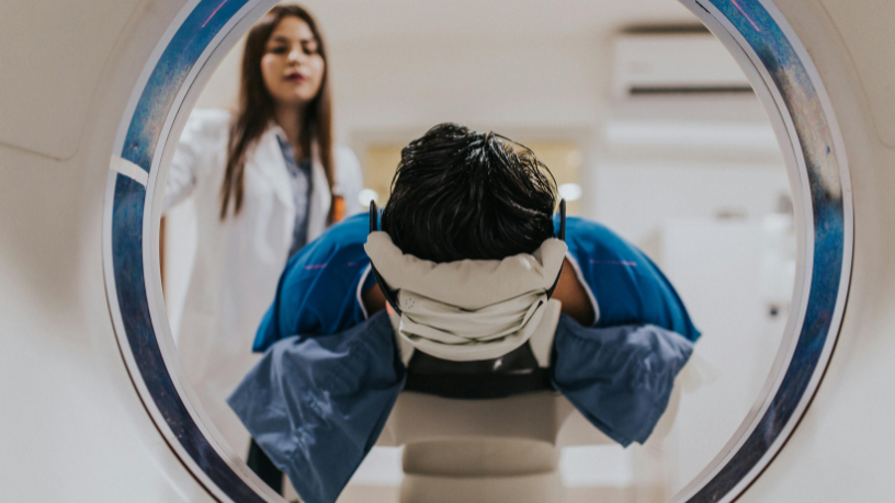 Descubra com a Dra. Thaline Neves as principais diferenças, indicações e limitações entre tomografia e ressonância magnética.