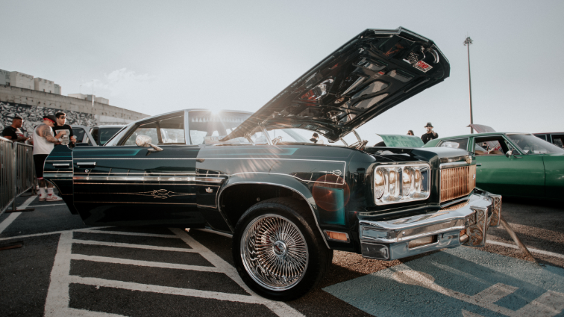 Carros antigos são mais que veículos — são ícones de elegância e memória, destaca Milton Seigi Hayashi.