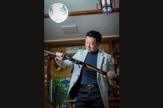 Milton Seigi Hayashi celebra o charme dos automóveis clássicos, onde cada detalhe conta uma história.