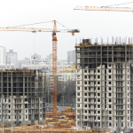 Valderci Malagosini Machado demonstra como a construção industrializada pode reduzir em até 40% o tempo de execução, tornando obras brasileiras mais rápidas e previsíveis.