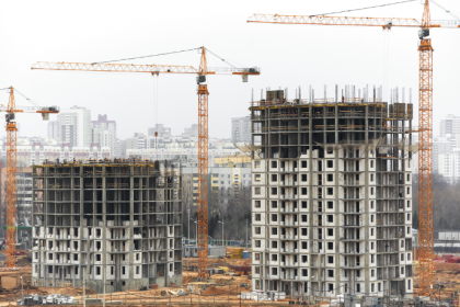 Valderci Malagosini Machado demonstra como a construção industrializada pode reduzir em até 40% o tempo de execução, tornando obras brasileiras mais rápidas e previsíveis.