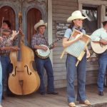 Banda country tocando instrumentos em uma varanda rústica de madeira