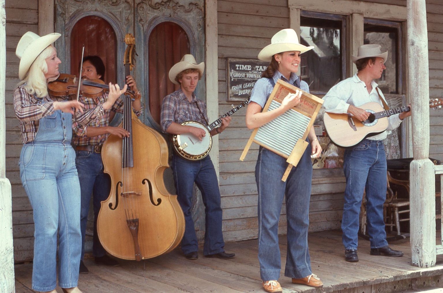 Banda country tocando instrumentos em uma varanda rústica de madeira