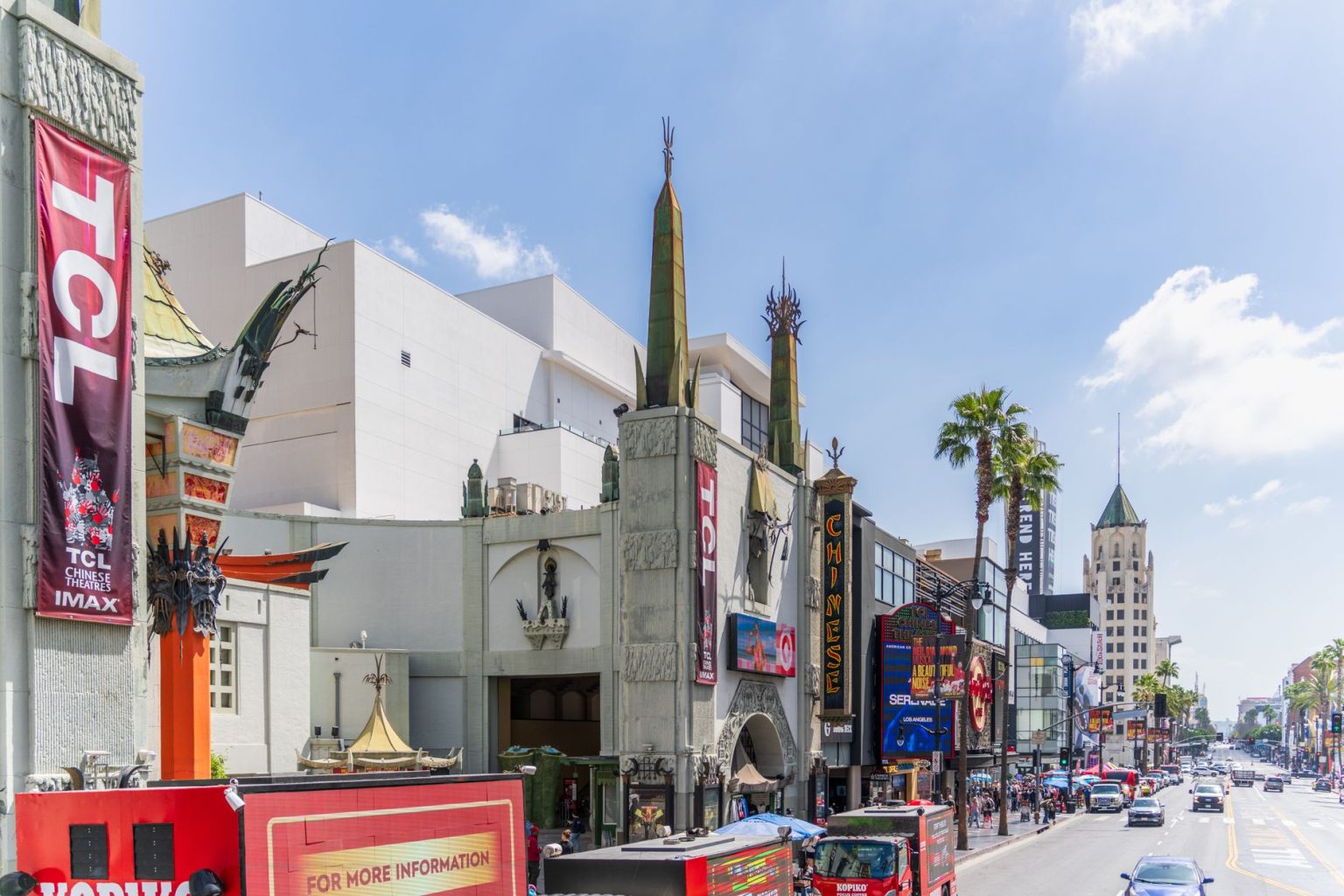 Vista externa do TCL Chinese Theatre, em Hollywood, com o movimentado Hollywood Boulevard ao redor.