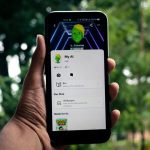 Pessoa segura um smartphone que exibe um aplicativo de inteligência artificial ao ar livre.