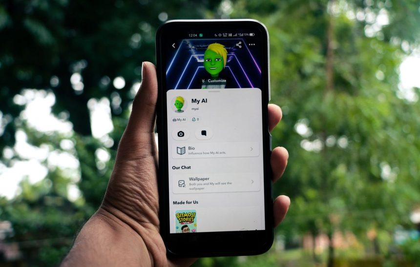 Pessoa segura um smartphone que exibe um aplicativo de inteligência artificial ao ar livre.