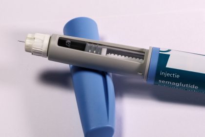Caneta de aplicação de semaglutida sobre fundo branco.